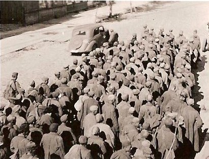 Колонна пленных солдат Красной армии на улице Борисова. Лето 1941 г. Фото из личного собрания Георгия Шепелева.